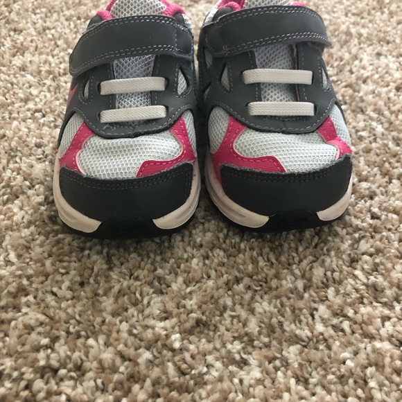 Little girl Nike’s - Picture 2 of 5